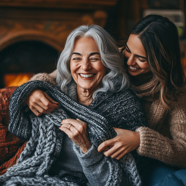 Dos mujeres, una joven y otra anciana. La joven cuida de la anciana.