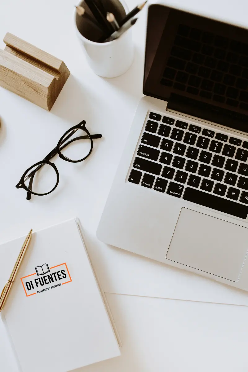Escritorio profesional con libreta con el logo de Difuentes