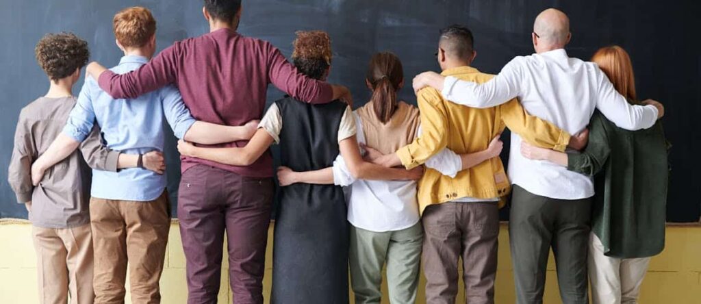 Grupo diverso de personas que integran un equipo de trabajo