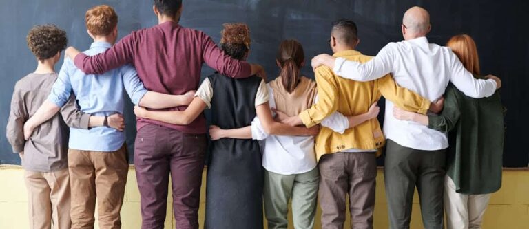 Grupo diverso de personas que integran un equipo de trabajo