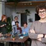 Mujer joven al frente de un equipo, representando el nuevo liderazgo millenial