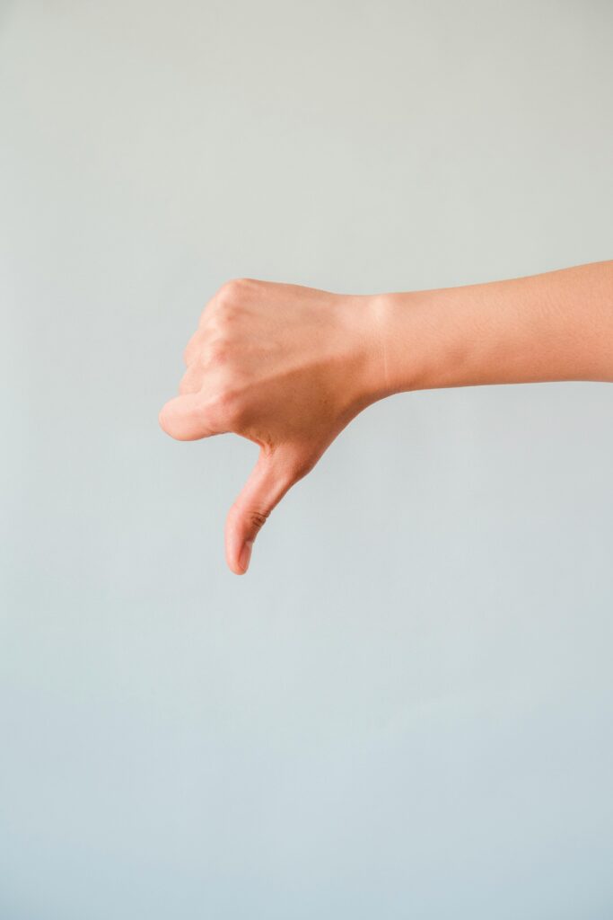 Mano con pulgar hacia abajo