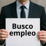 Hombre ejecutivo triste portando un letrero que indica búsqueda de empleo